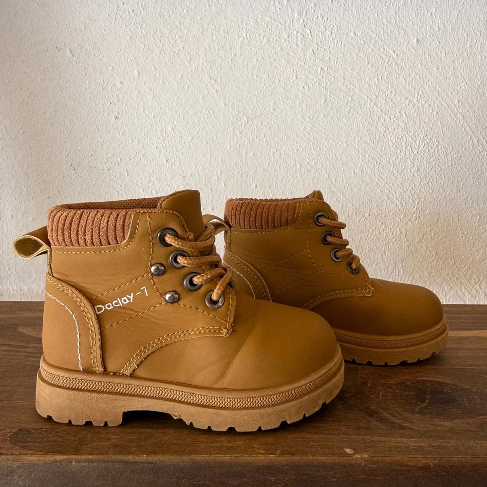 Daclay-7 Toddler Hiking Boots Tan Lace Up Size 6 aprox Casual Work Boots